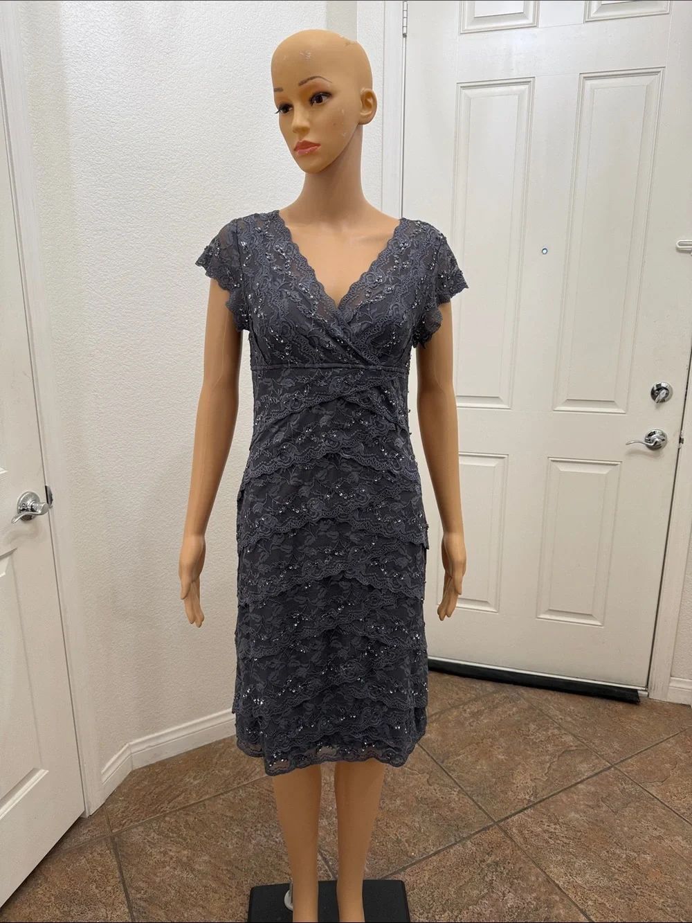 Cache Sz 6 Charcoal Gray Floral Tiered Lace Sequins Midi Dress VNeck Cap Sleeve